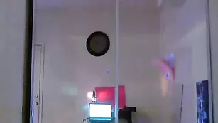 Восхитительная кобыла CockyAngel наяривает себя в киску