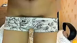 Божественная куколка kaprisya изящно мастурбирует пизду