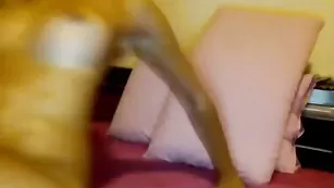 Худая сучка l0velyemma наминает клитор