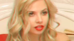 Сочная штучка SweetKiss нежно мастурбирует пизду