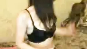 Плоская девка Cassiopeia снимает нижнее белье