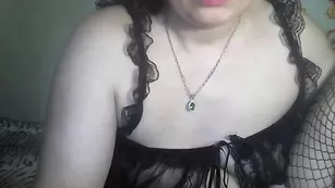 Жаркая куртизанка awsdra теребит киску фаллосом