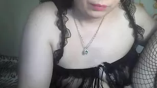 Жаркая куртизанка awsdra теребит киску фаллосом