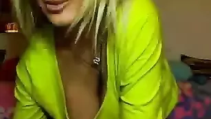 Пышногрудая курва XMilaX дрочит пизду фаллосом