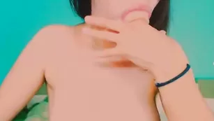 Сказочно прекрасная jusygirl глотает секс игрушку