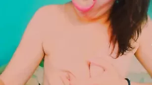 Сказочно прекрасная jusygirl глотает секс игрушку