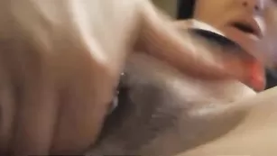 Похотливая брюнетка сквиртит на камеру