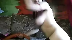 Малышка sexnika знойно трахает свою пизденку