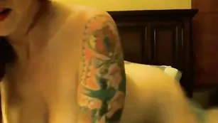 Татуированная шалава Jenna Michele ебется с дилдо