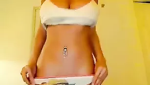 Симпатичная кокетка Carmen показывает большие дойки