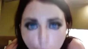 Очаровательная детка Sweet Tila классно трахается с секс игрушкой