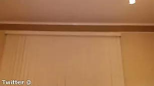 Пикантная брюнеточка занялась анальной мастурбацией