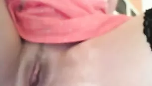 Пылкая брюнеточка Kykyse4ka теребит пилотку рукой