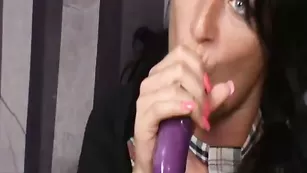 Озорная кобыла CrazyKittie мастурбирует секс игрушкой