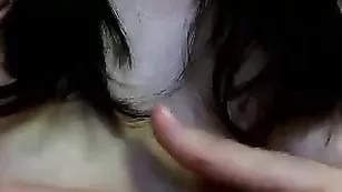 Kaprisya куколка мастурбирует вибратором