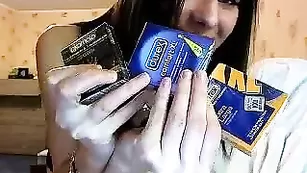 Kaprisya куколка мастурбирует вибратором