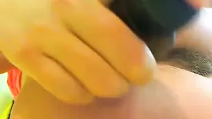 Темноволосая модель с большой жопой ласкает волосатую пизду