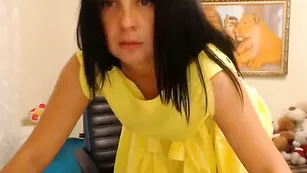 Шикарная кобыла LuckySharm ласкает красивые сиськи