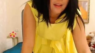 Шикарная кобыла LuckySharm ласкает красивые сиськи