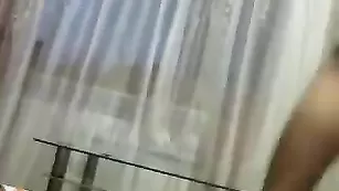 Чарующая бикса sexy-malishka исполняет стриптиз