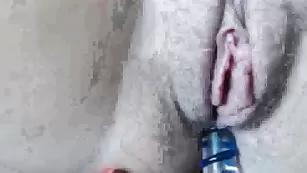 jesydiamond теребит клитор коготками