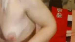 Пикантная стерва VanessaV ласкает киску секс игрушками