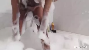 Красивая сука Milena_2014 моется в ванне