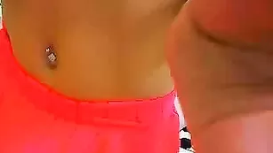 Пикантная дама MalinaMix трахает свою попку