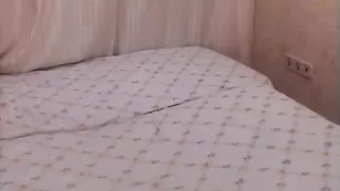 Красивая соска LilHoney1 обнажается и ласкает прелести