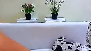 Пылкая телочка MalinaMix дрочит себе анал