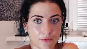 DiVVa извивается как шлюха в ванной