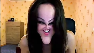 Шальная потаскушка kaprisya корчит рожицы во фри