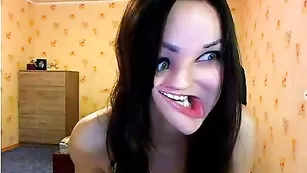 Шальная потаскушка kaprisya корчит рожицы во фри