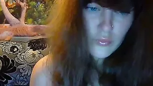Обалденная краля LightEyesXXX возбуждает своими формами