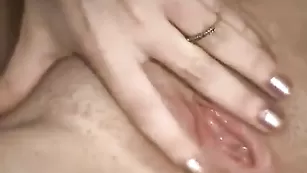 Захватывающая телка Avrola теребит клитор