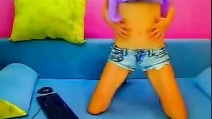 Милая блонда SlimTin тискает маленькие сиси