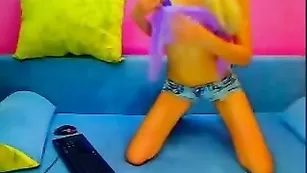 Милая блонда SlimTin тискает маленькие сиси