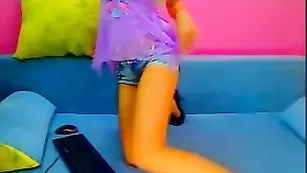 Милая блонда SlimTin тискает маленькие сиси