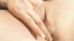 Озорная краля malinamix смачно мастурбирует пизду