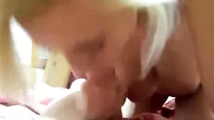 Грудастая блондинка отсасывает член и трахается в пизду