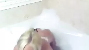Чумовая пассия Ashley Candy мастурбирует в ванне