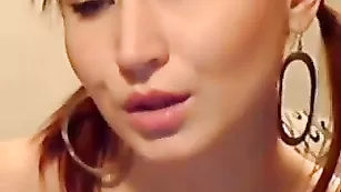 Рыжая сука LilLesechek трахает себя пальчиками