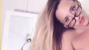 Горячая штучка SexiestGirl показывает элитное тело