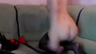 Белокурая сучка blondisweet красиво мастурбирует