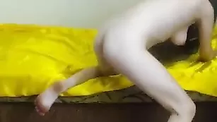 Шальная брюнеточка Ericca трахает бритую пизду