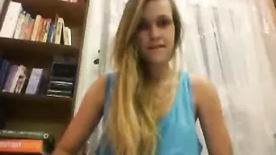 Симпатичная блонда вертит крупной задницей