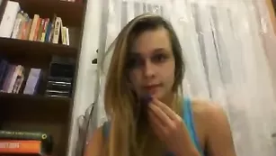 Симпатичная блонда вертит крупной задницей