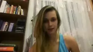 Симпатичная блонда вертит крупной задницей