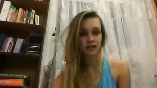 Симпатичная блонда вертит крупной задницей