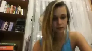 Симпатичная блонда вертит крупной задницей